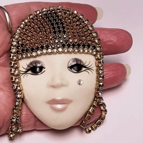 Vintage '87 Art Deco FLAPPER FACE HEADDRESS Porcelain Rhinestone Brooch Signed - Picture 6 of 9